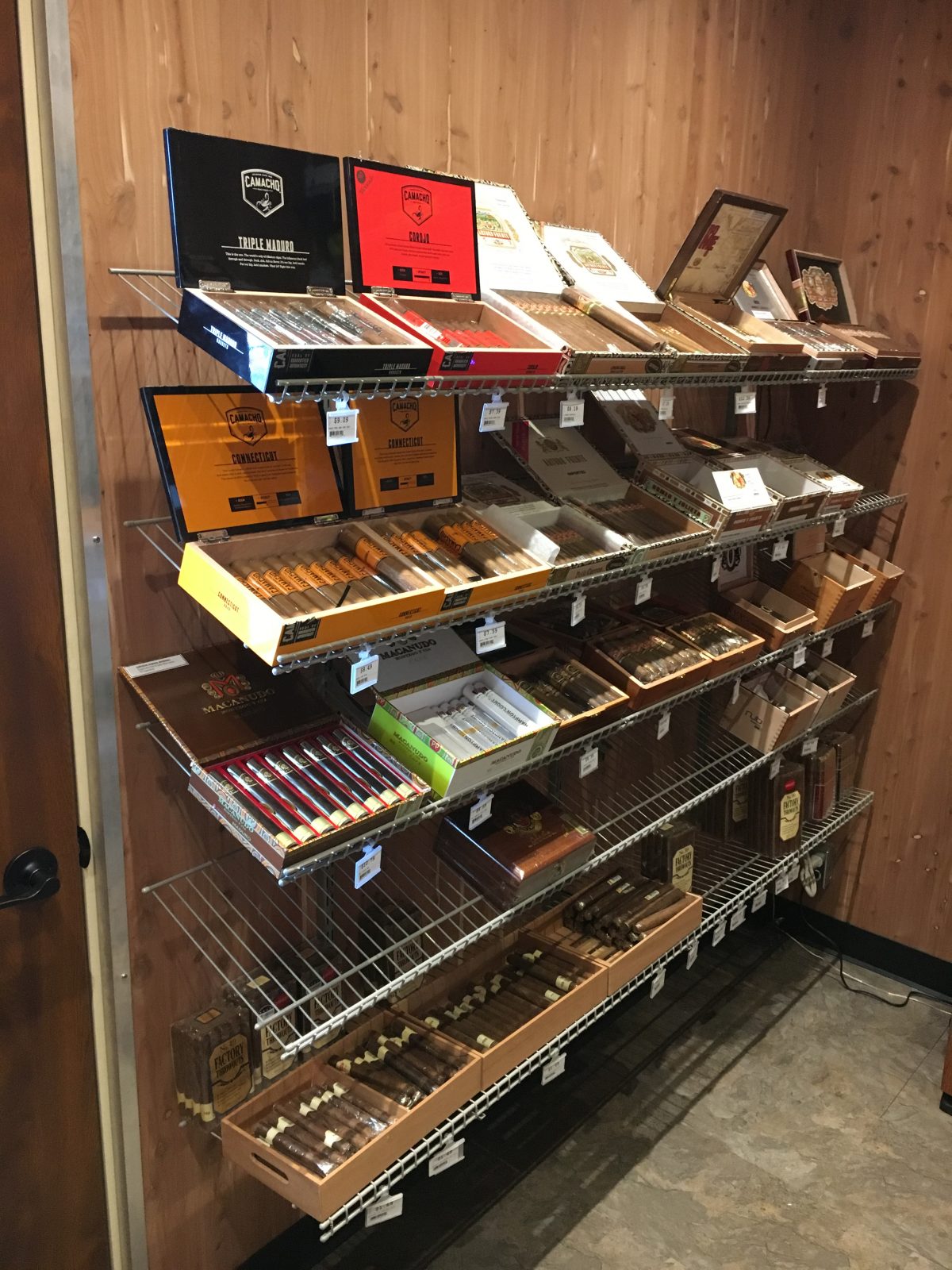 Smoker's Host Your GoTo Cigar Shop